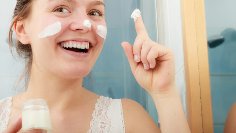 6 Daily Skin Care Routine For Working Women: Simple And Easy