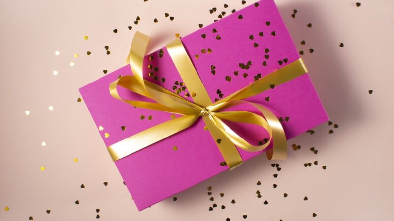 How to Plan a Surprise Anniversary Party Starting With Midnight Gift Delivery